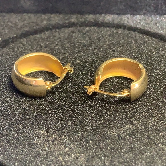 14kt Gold Small Huggie Hoop Earrings. - Picture 5 of 14